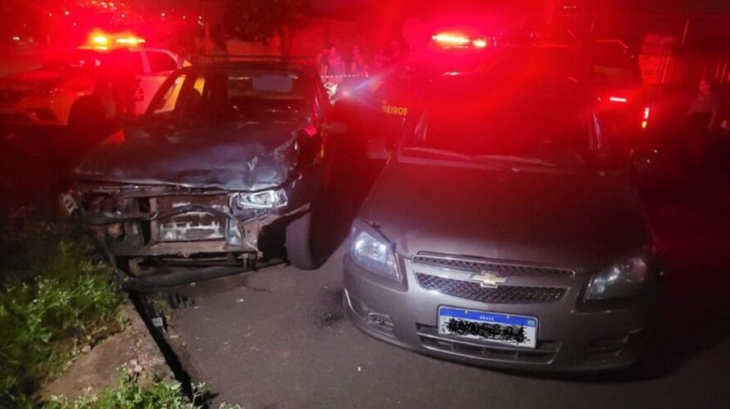 Mulher fica presa às ferragens após acidente em Apucarana Mulher fica presa às ferragens após acidente em Apucarana