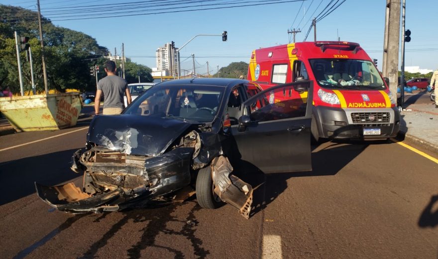 Veículos ficam bastante danificados após forte acidente de trânsito