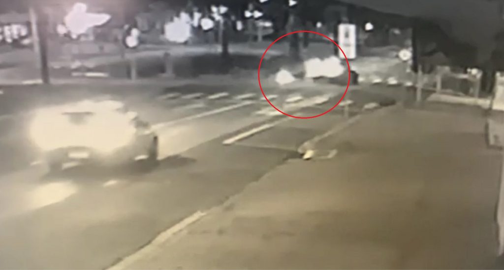 Vídeo mostra colisão que deixou motociclista ferida no centro de Cascavel Vídeo mostra colisão que deixou motociclista ferida no centro de Cascavel