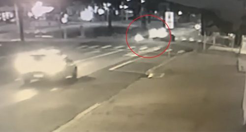 Vídeo mostra colisão que deixou motociclista ferida no centro de Cascavel