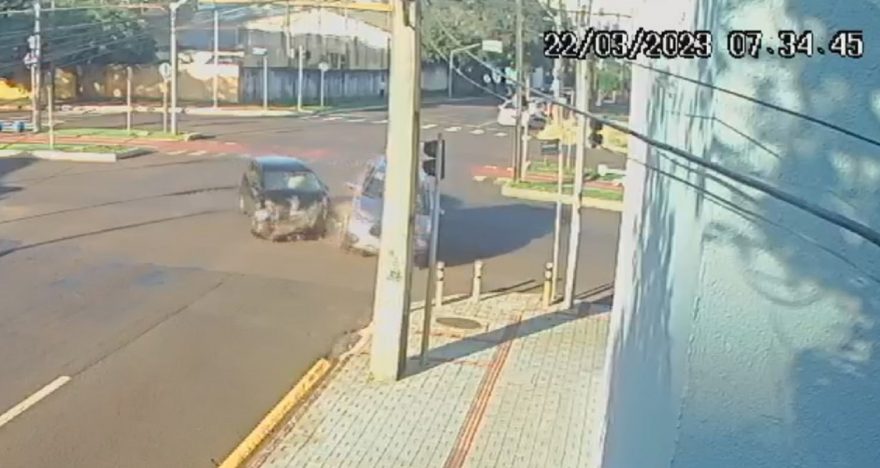 Câmera flagra forte colisão de trânsito no São Cristóvão