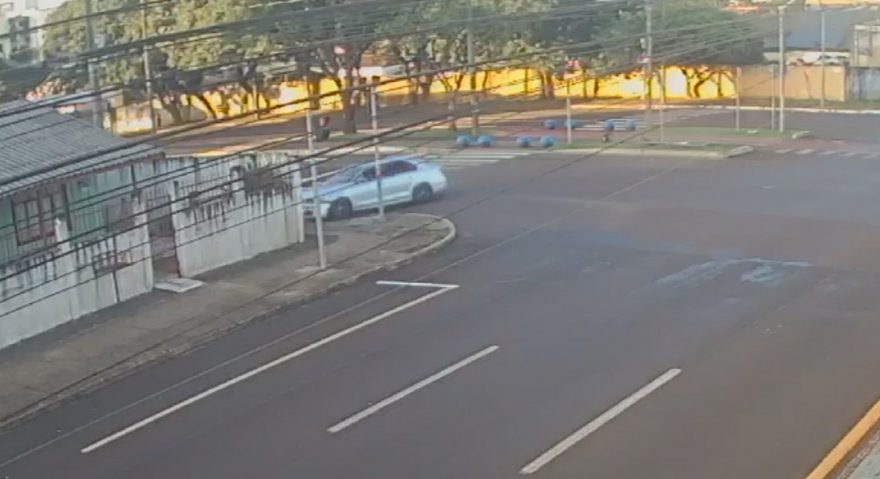 Câmera flagra automóvel destruindo muro no São Cristóvão