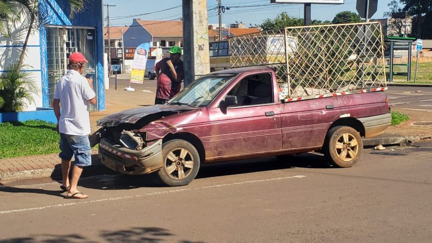 Acidente deixa veículos danificados na rua Fortaleza