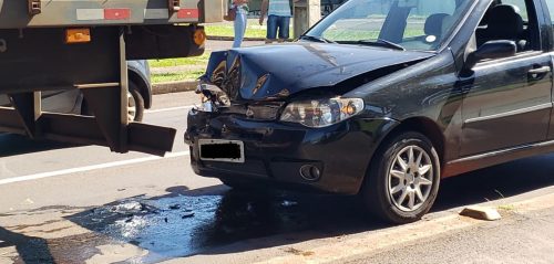 Colisão traseira é registrada na Avenida Tancredo Neves