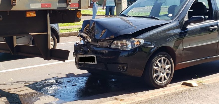 Colisão traseira é registrada na Avenida Tancredo Neves