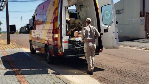 Mulher tem suspeita de fratura no ombro após escorregar e cair