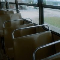 Imagem referente a Mãe denuncia agressão de monitora contra filho autista em transporte escolar da APAE