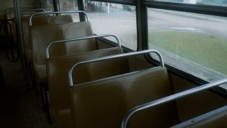 Mãe denuncia agressão de monitora contra filho autista em transporte escolar da APAE