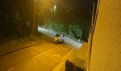 Câmera flagra momento em que ladrão abandona carro de mulher em trabalho de parto
