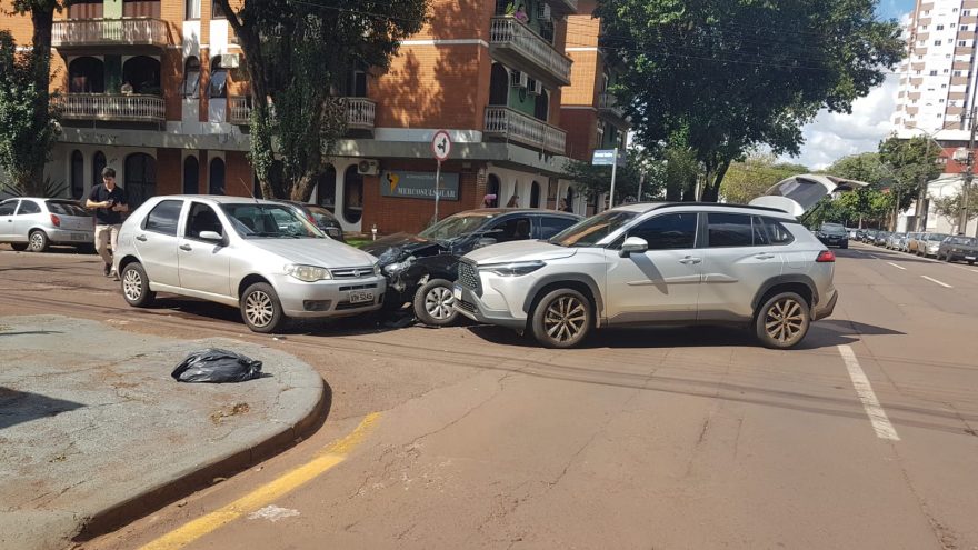 Três veículos se envolvem em acidente de trânsito na Rua Paraná