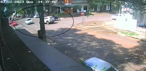 Câmera registra acidente entre três carros na Rua Paraná