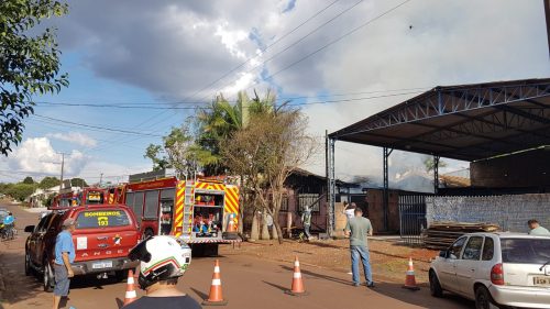 Mulher e criança estariam dormindo em casa que ficou destruída em incêndio no Bairro Cataratas
