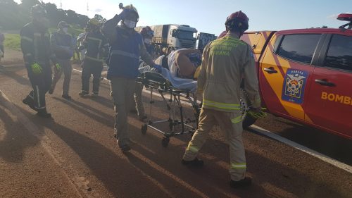 Fiat Strada bate em carreta, capota e cai em ribanceira na BR-467 em Cascavel