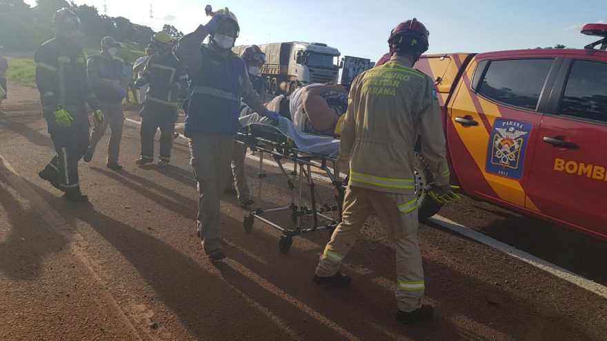 Fiat Strada bate em carreta, capota e cai em ribanceira na BR-467 em Cascavel