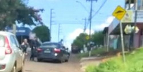 Internauta registra momento em que ladrões roubam Ford Focus