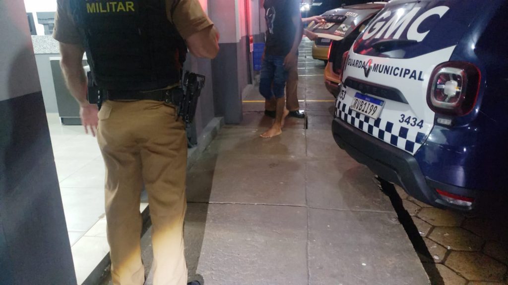 Homem tenta agredir a ex, é contido pelos familiares dela e detido pela PM