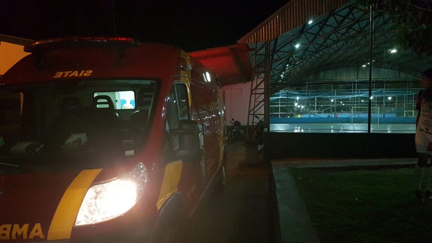 Homem fratura perna jogando bola no Floresta