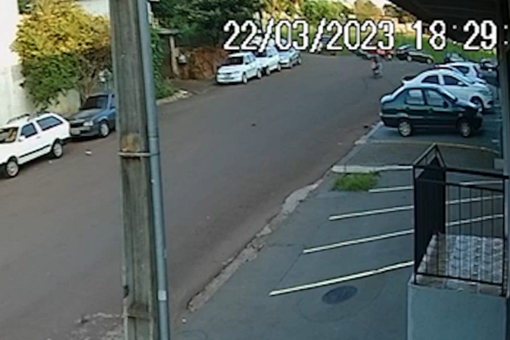 Câmera flagra colisão entre Shadow e HB20 na Souza Naves Sul