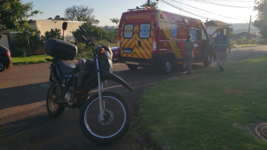 Motociclista é socorrido pelo Siate após acidente com carro