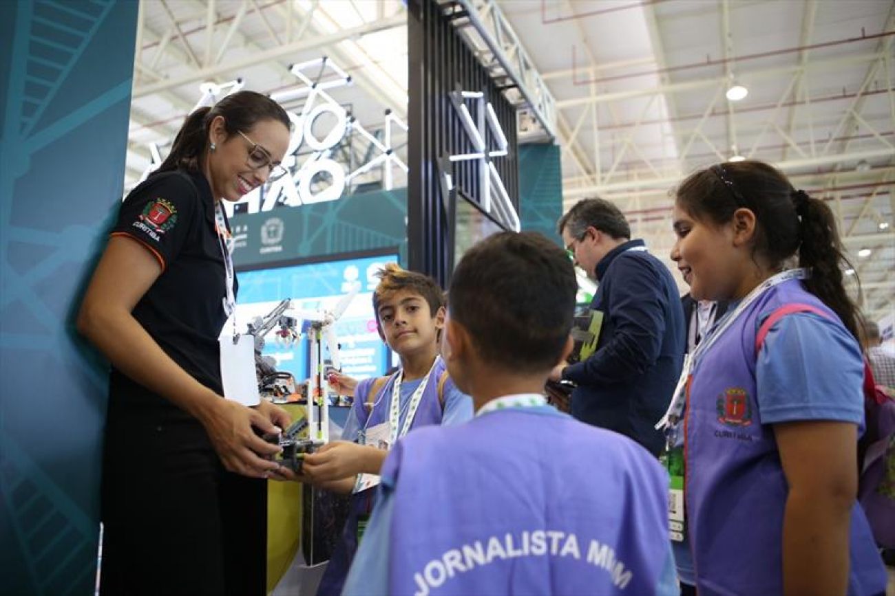 Educação De Curitiba Mostra Na Smart City Faróis Móveis, Robótica E ...