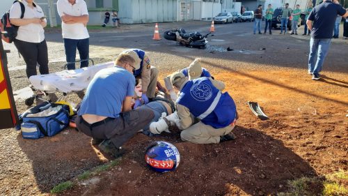Motociclista tem lesões graves após forte colisão com carro no Pacaembu