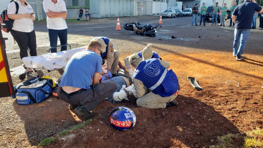 Motociclista tem lesões graves após forte colisão com carro no Pacaembu