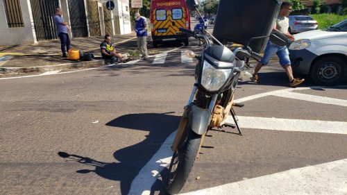 Motociclista fica ferido em acidente na esquina da Delegacia de Polícia Civil