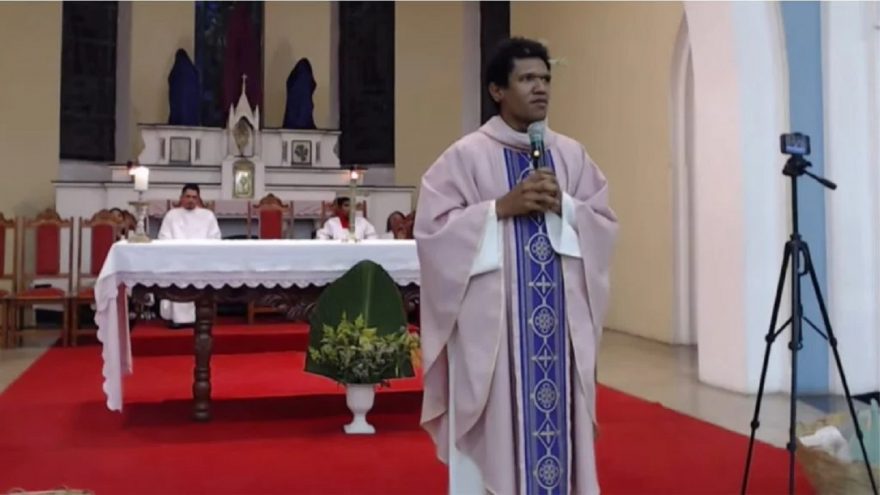 Em missa, padre diz ‘pega ladrão’ e homem é preso por agredir e tentar levar celular de mulher
