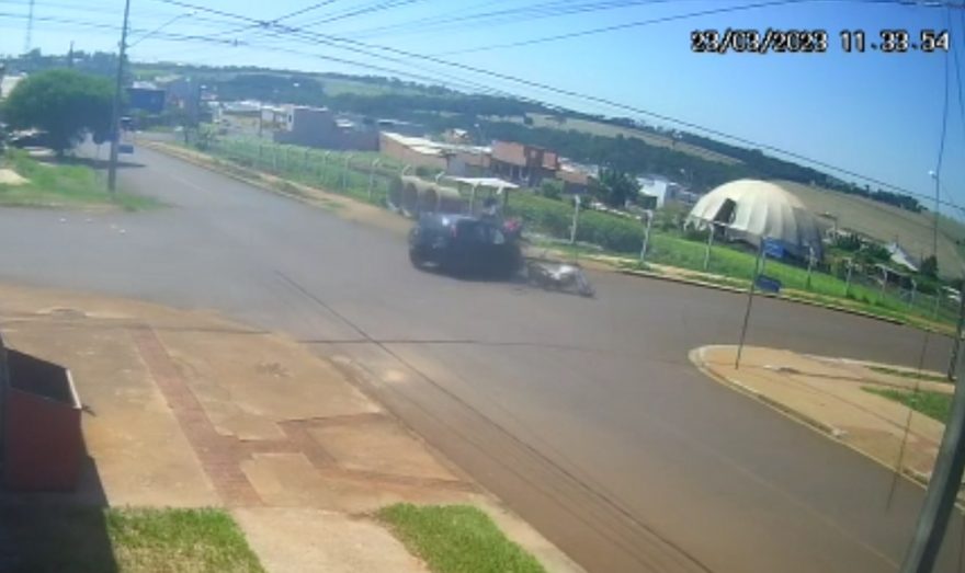 Câmera de monitoramento flagra colisão entre carro e moto no Cascavel Velho