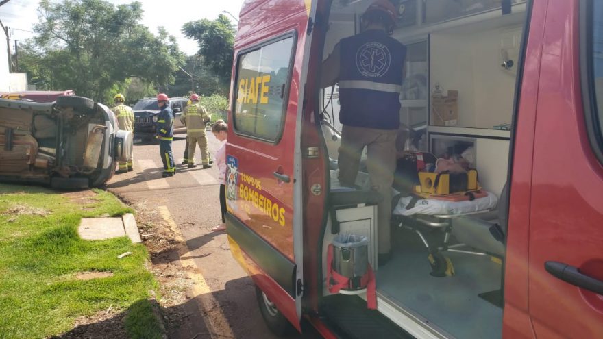 Ecosport capota após colisão com Jeep no Cascavel Velho