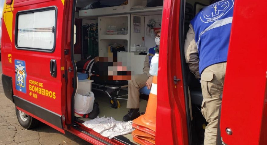 Homem sofre contusão lombar após cair de caminhão
