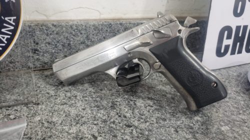 Homem em posse de armamento israelense e drogas é preso