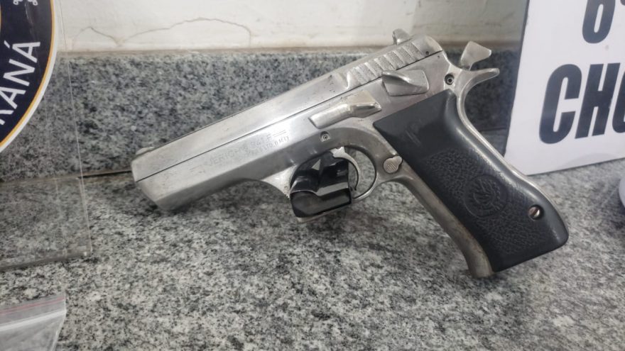 Homem em posse de armamento israelense e drogas é preso
