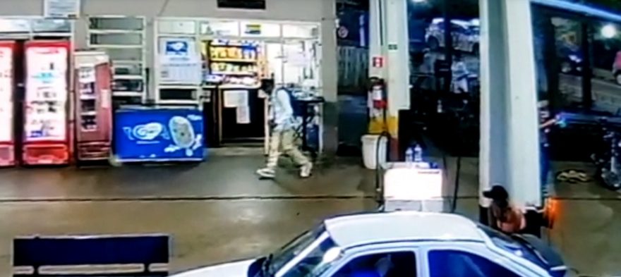 Câmera de segurança registra momento em que celular é furtado em posto de gasolina