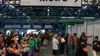 Metrô de SP não faz acordo e greve continua nesta sexta-feira