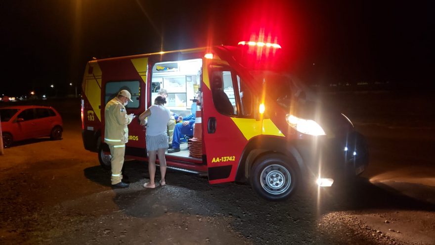 Ciclista e motociclista ficam feridos em colisão na marginal da BR-277