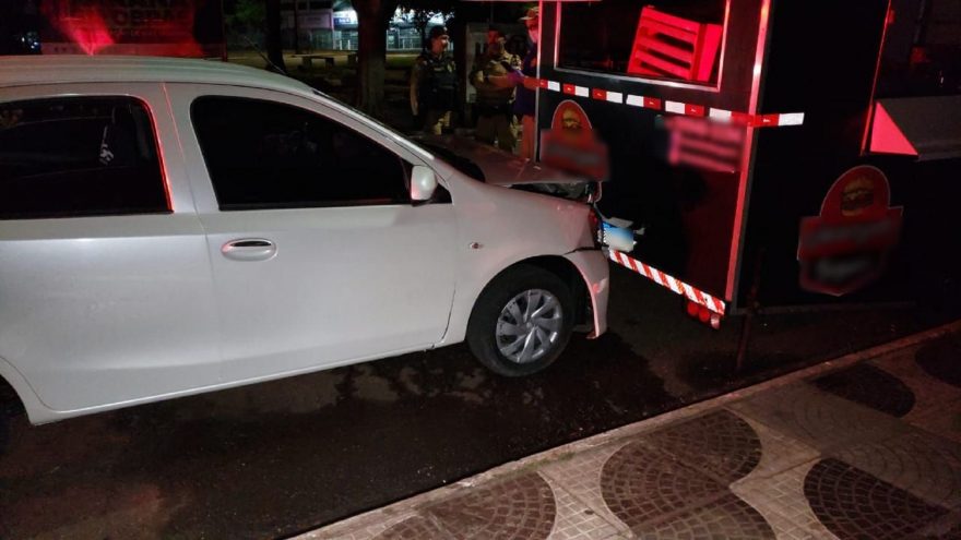 Funcionários ficam feridos após carro atingir trailer de lanches na Rua Jacarezinho