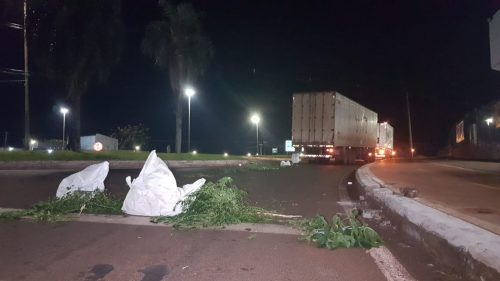 Caminhão com pane mecânica bloqueia parcialmente trânsito no Trevo Guarujá