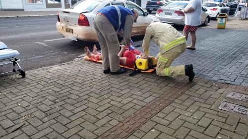 Colisão entre três carros deixa duas pessoas feridas no Centro de Cascavel