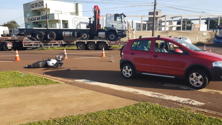 Jovem se fere após colisão entre Honda CG e CrossFox na Avenida Tancredo Neves