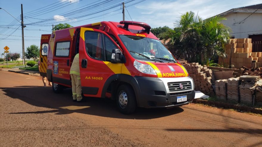 Mulher tem lesão na coluna após escorregar em escada molhada