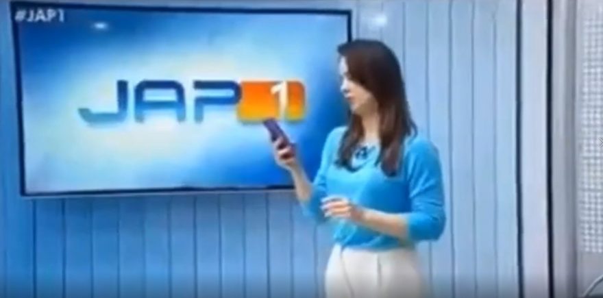 Apresentadora de TV comete gafe ao vivo e revela fofoca de amiga traída; Assista