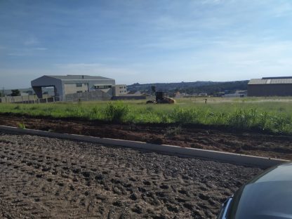 Homem afirma que prolongamento da Avenida Barão do Rio Branco está sendo construído em área particular e pede interdição
