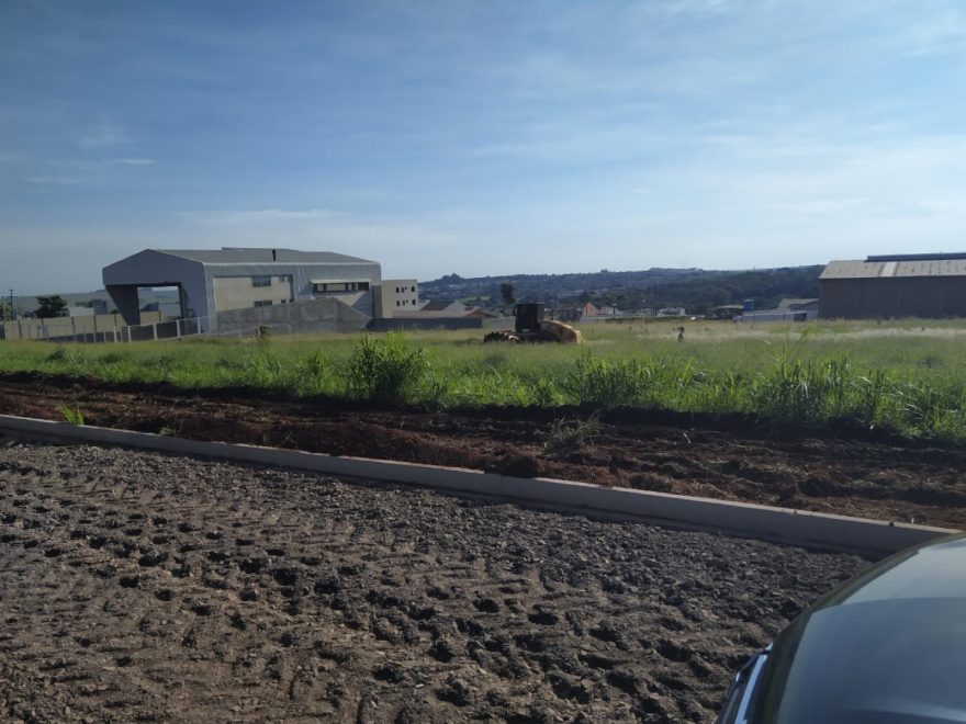 Homem afirma que prolongamento da Avenida Barão do Rio Branco está sendo construído em área particular e pede interdição