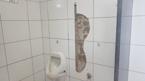 Vândalos destroem banheiros do Terminal Oeste e passageiros sofrem diariamente com problemas