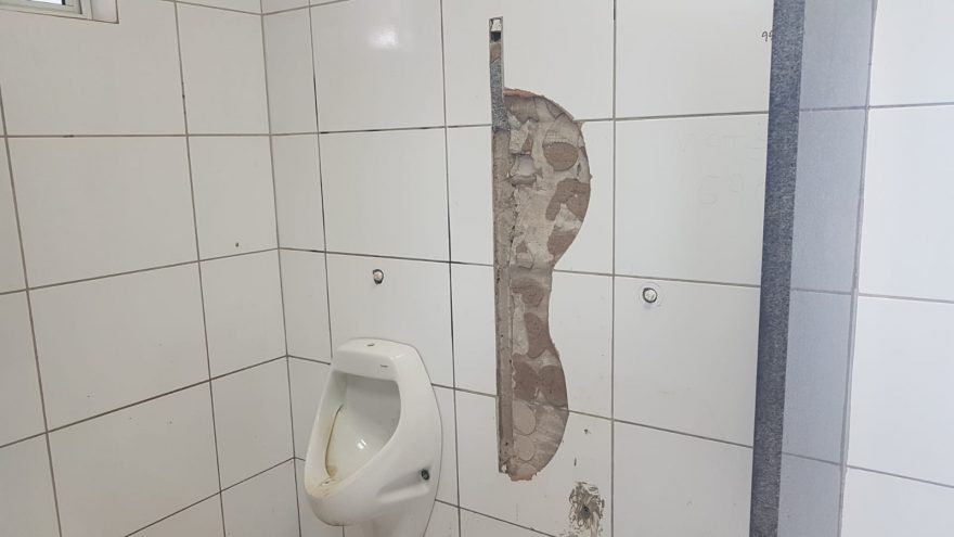 Vândalos destroem banheiros do Terminal Oeste e passageiros sofrem diariamente com problemas