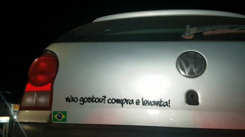 Gol com débitos é “levantado” por guincho da PM no Paulo Godoy