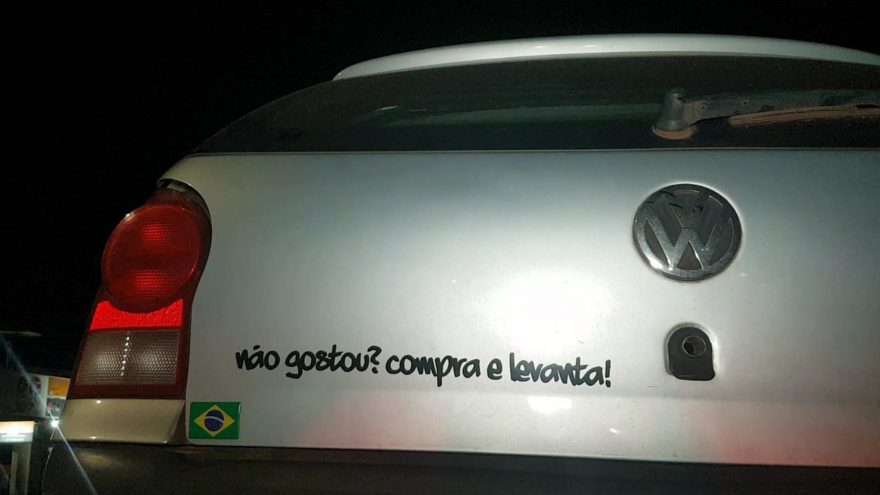 Gol com débitos é “levantado” por guincho da PM no Paulo Godoy