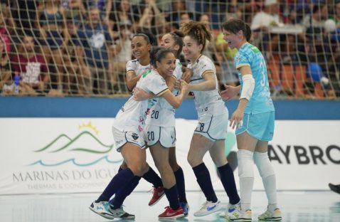 Stein se classifica em primeiro no Grupo B e está na semifinal da Supercopa