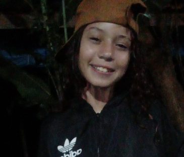 Mãe procura por filha de 14 anos que desapareceu ao sair de colégio